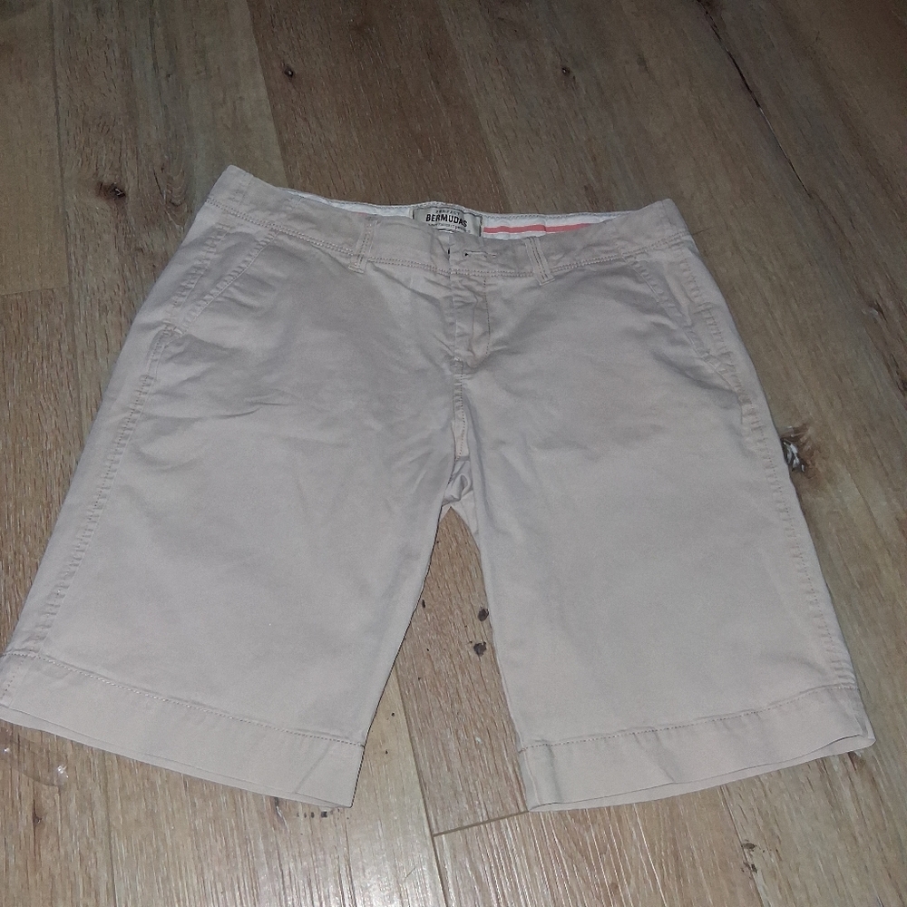 Old Navy Women's Light Tan Bermudas